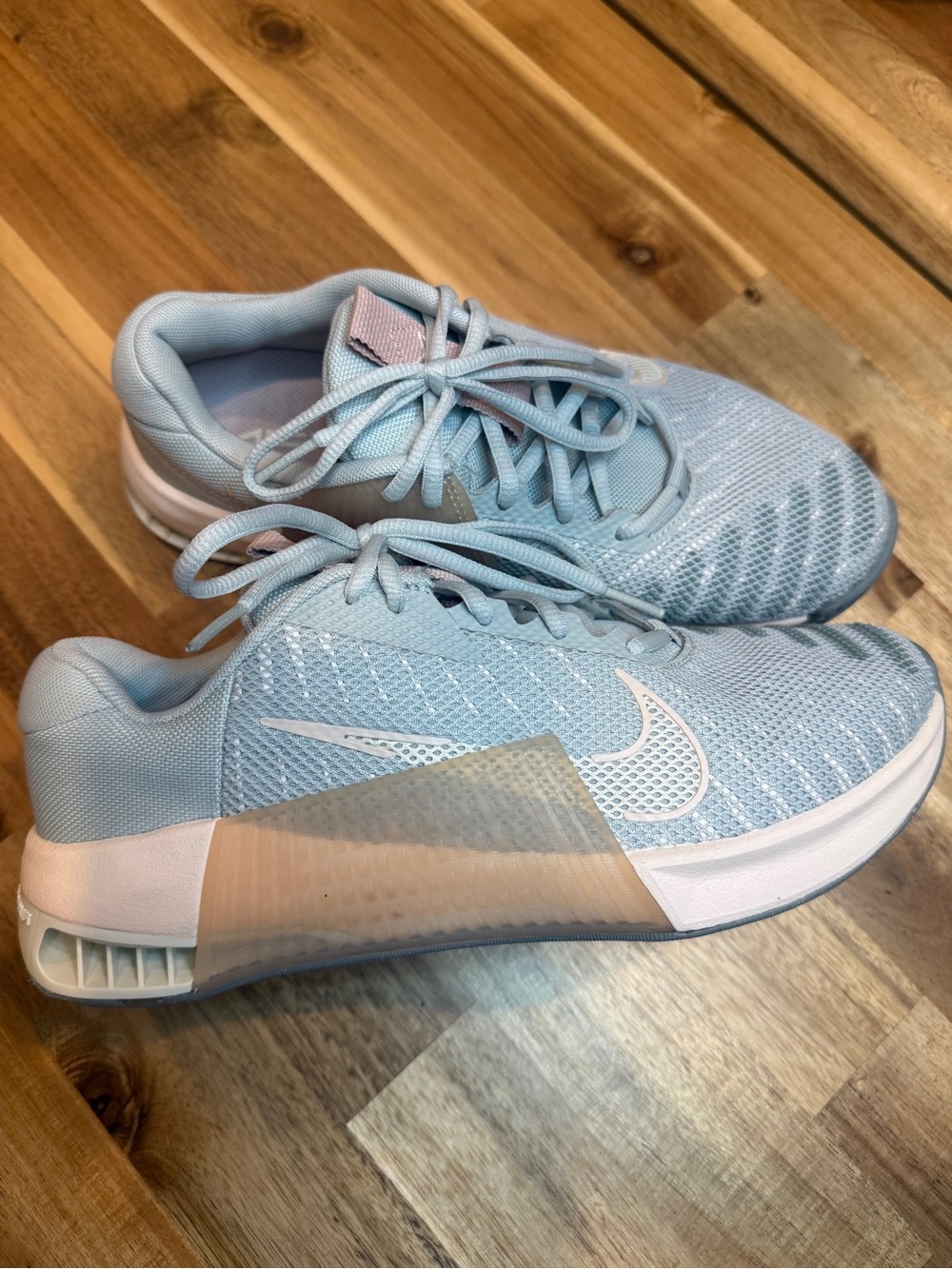 Nike Metcon trainers in Light Blue with pink accents women’s Sneakers